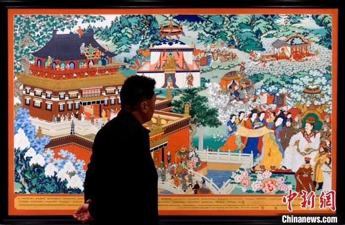 圖為5月16日，觀眾正在欣賞展覽中的新創(chuàng)唐卡作品?！±盍?攝