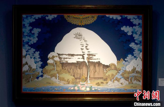 圖為5月16日，展覽中新創(chuàng)唐卡作品《岡底斯山》。　李林 攝