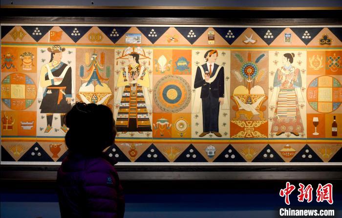 圖為5月16日，觀眾正在欣賞展覽中的新創(chuàng)唐卡作品?！±盍?攝