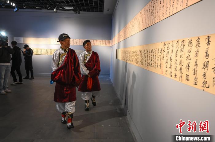 圖為學生參觀黃庭堅書法文獻展。　趙朗 攝
