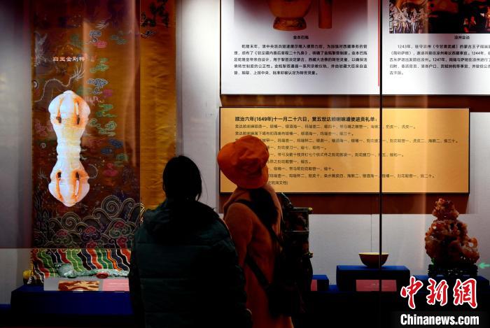 圖為5月18日，觀眾正在欣賞展覽。　李林 攝