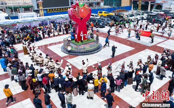 圖為“極地那曲 天際之旅”2023西藏那曲“中國(guó)旅游日”音樂美食嘉年華活動(dòng)現(xiàn)場(chǎng)?！∧乔形幕吐糜尉止﹫D