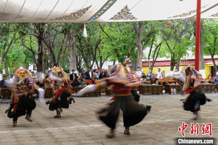 圖為活動(dòng)現(xiàn)場(chǎng)的藏戲表演。　江飛波 攝
