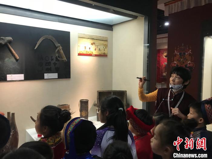 圖為中國人民大學附屬中學第二分校的小朋友們參觀“雪域星光——西藏傳統(tǒng)文化藝術展”。　陳建新 攝