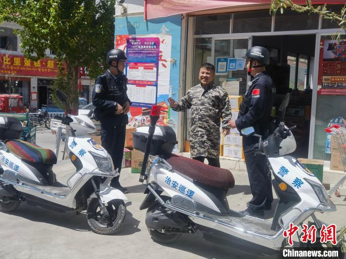 民警對轄區(qū)商鋪進行走訪排查?！↑S創(chuàng)偉 攝