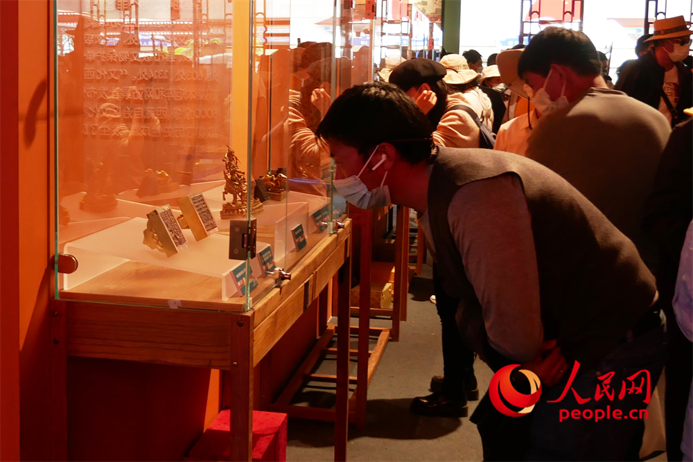 觀眾正在展區(qū)參觀。人民網(wǎng) 韋衍行攝