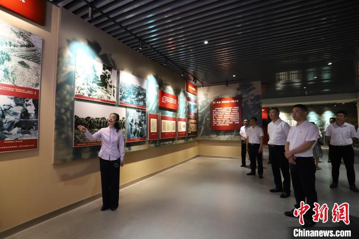 圖為西藏航空一行在臨沂市孟良崮戰(zhàn)役紀(jì)念館開展主題教育活動(dòng)?！〗?攝