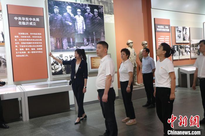 圖為西藏航空一行在臨沂市沂蒙革命紀(jì)念館開展主題教育活動(dòng)?！〗?攝