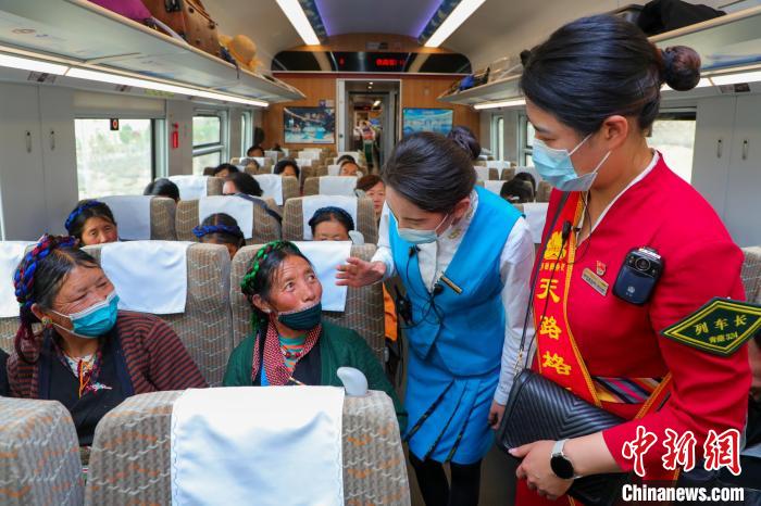 農(nóng)牧民乘坐高原復(fù)興號(hào)動(dòng)車組出行?！≈軔傁?攝