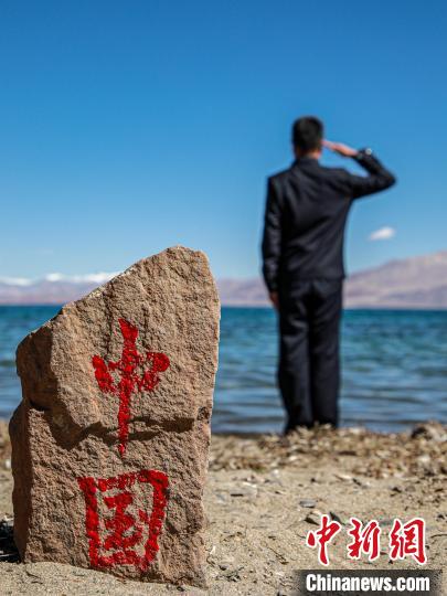班公湖畔的“中國”標(biāo)記?！↓埿▲P 攝