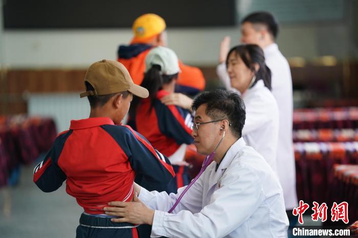 6月26日，西藏日喀則特校的孩子參加先心病篩查?！√K丹 攝