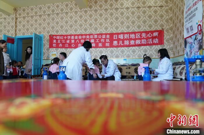 6月27日，西藏康馬縣雙語幼兒園的孩子參加先心病篩查?！√K丹 攝
