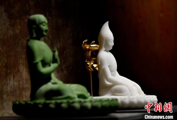 圖為展覽中圍繞西藏歷史與傳統(tǒng)創(chuàng)作的雕塑作品?！±盍?攝