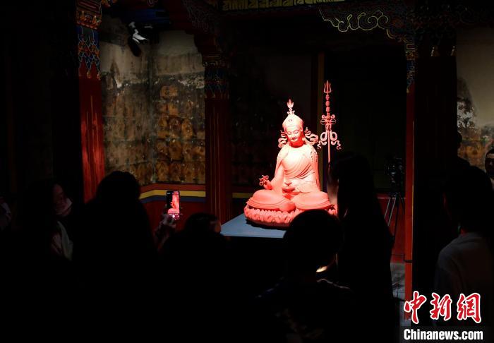 圖為觀眾正在欣賞展覽中的雕塑作品?！±盍?攝