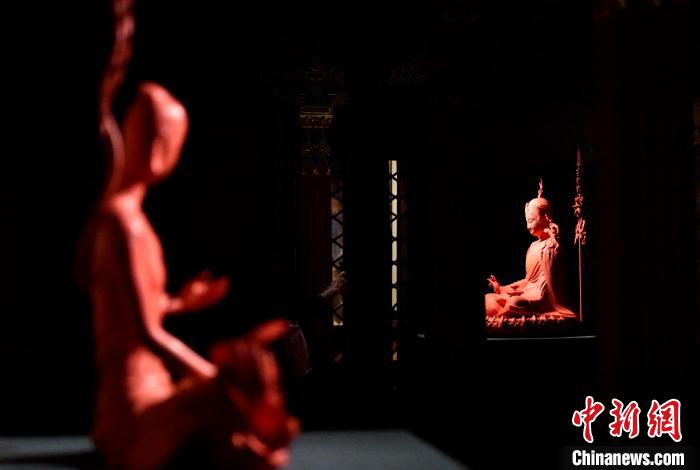 圖為展覽中圍繞西藏歷史與傳統(tǒng)創(chuàng)作的雕塑作品。　李林 攝