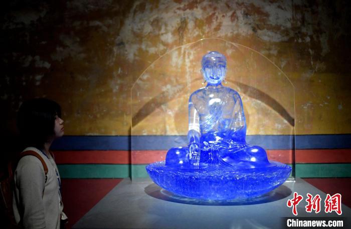 圖為觀眾正在欣賞展覽中的雕塑作品?！±盍?攝