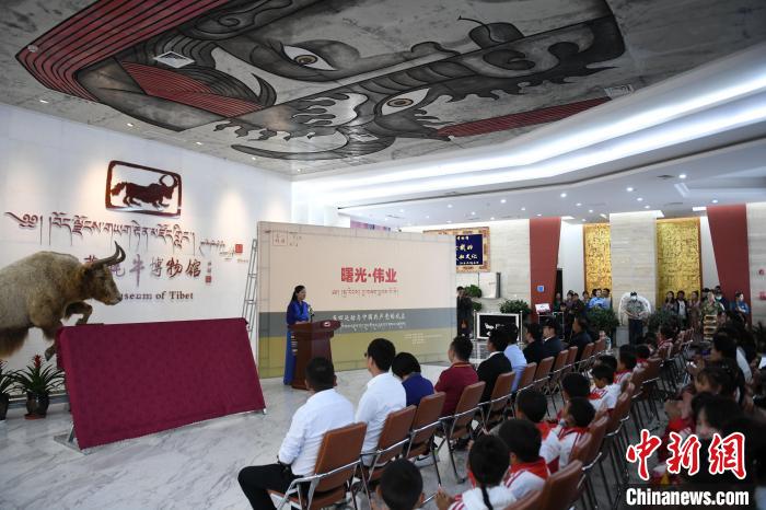 圖為《曙光·偉業(yè)——五四運動與中國共產(chǎn)黨的成立》“七一”特展開幕儀式現(xiàn)場?！∝暩聛硭?攝