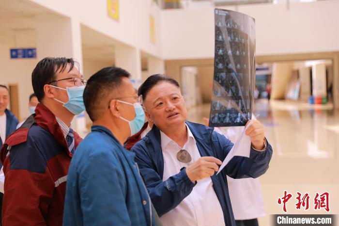 上海專家們采用“一對一”指導(dǎo)等方式，帶動日喀則市人民醫(yī)院科室、醫(yī)生業(yè)務(wù)水平的提升?！∩虾＝淮筢t(yī)學院供圖