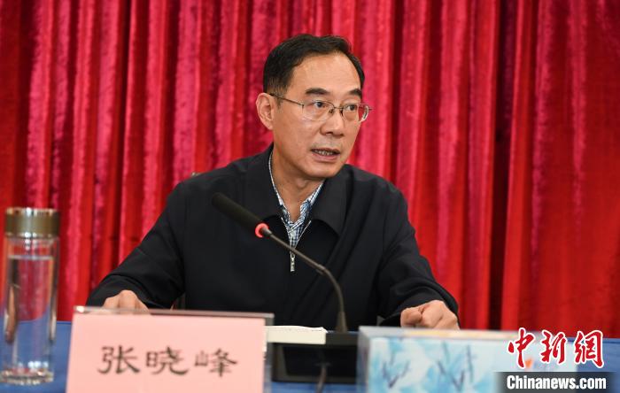圖為西藏自治區(qū)黨委宣傳部副部長(zhǎng)、西藏廣播電視臺(tái)黨組書記張曉峰致辭。　趙朗 攝