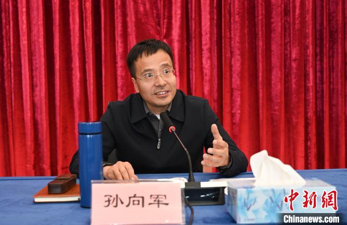 圖為西藏自治區(qū)黨委宣傳部副部長(zhǎng)、自治區(qū)社科院黨組書記孫向軍主持活動(dòng)?！≮w朗 攝