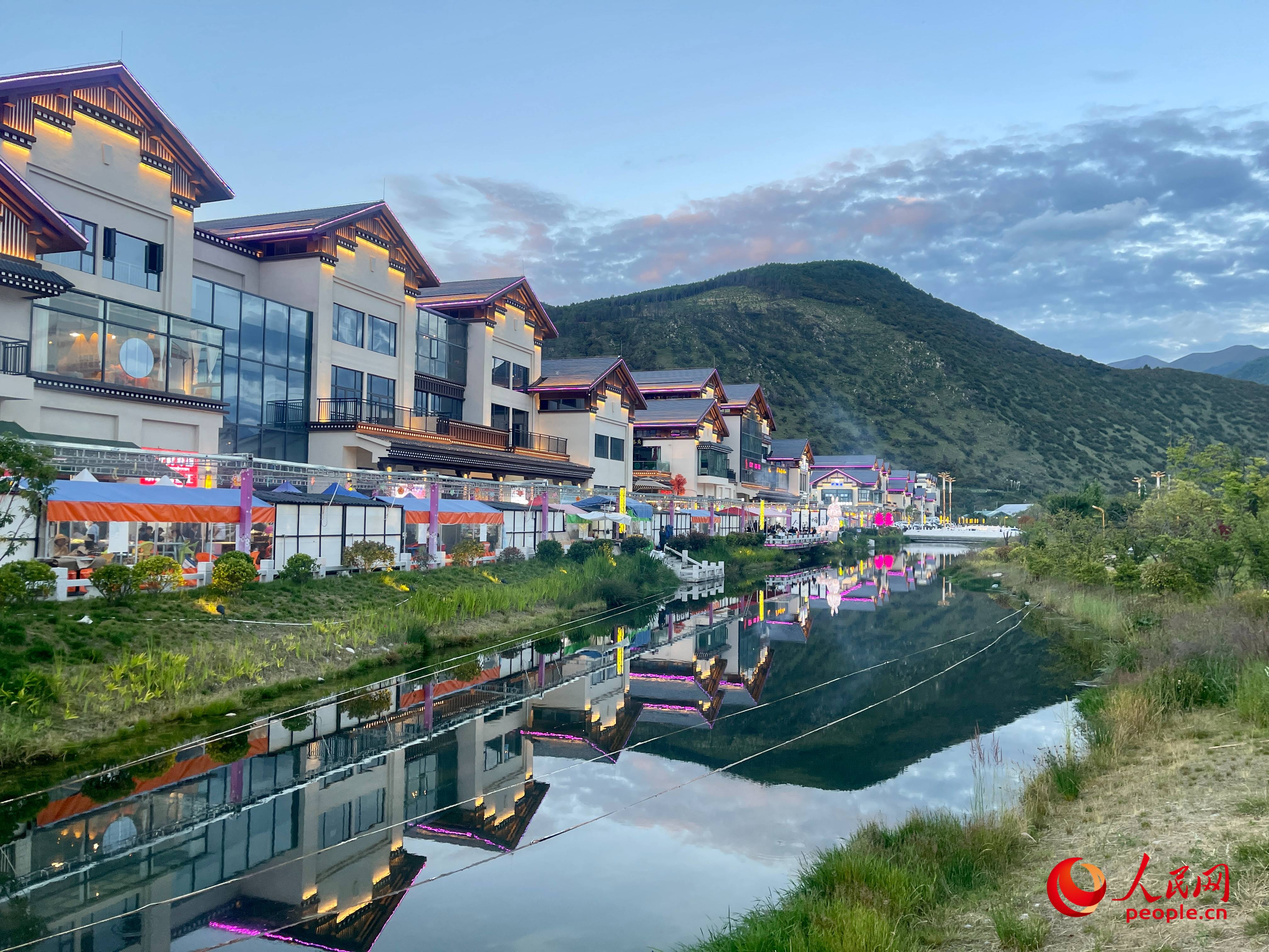 工布公園的一角，風(fēng)景秀麗。人民網(wǎng) 周靜圓攝