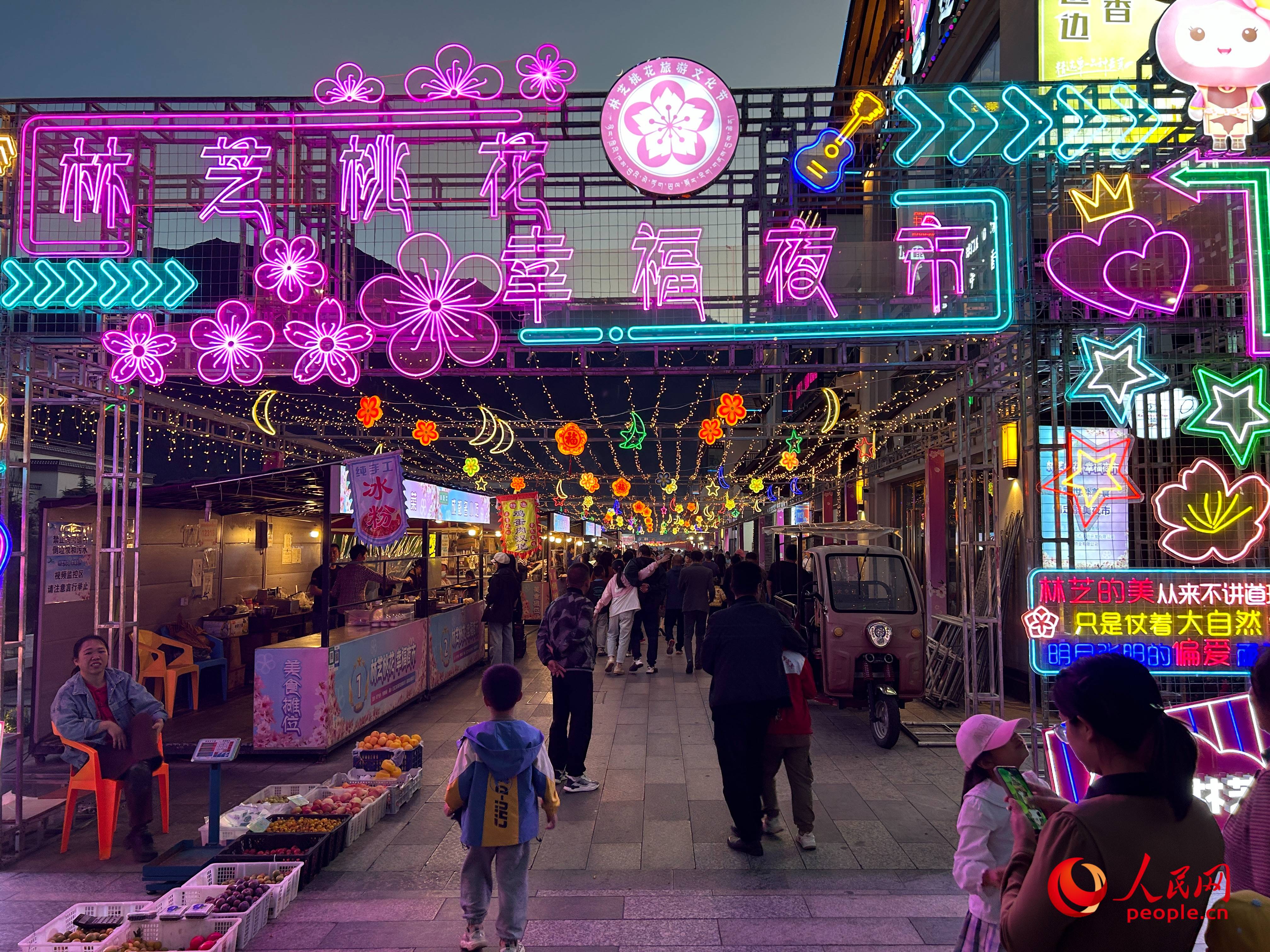 工布公園里的夜市，人來人往。人民網(wǎng) 周靜圓攝