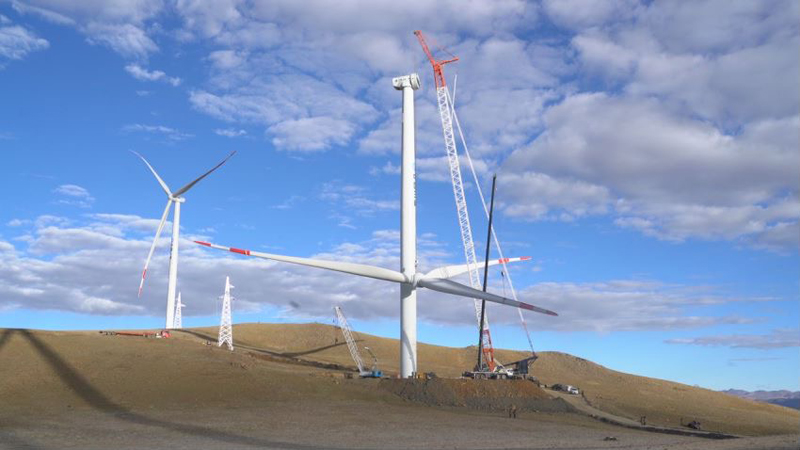 西藏措美哲古風(fēng)電場首批3.6兆瓦風(fēng)電機(jī)組吊裝。受訪者供圖