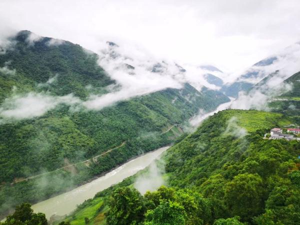 幾代建設(shè)者，歷經(jīng)半個(gè)多世紀(jì)完成！這是一條怎樣的公路？