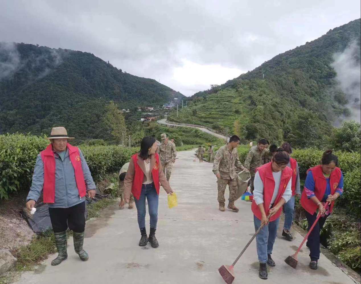 圖為：墨脫縣背崩鄉(xiāng)格林村軍地黨組織共同開展“愛我墨脫、靚我家園”主題黨日活動