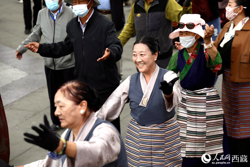 市民在公園內(nèi)跳鍋莊舞。