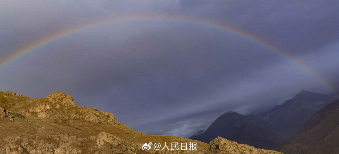 接好運(yùn)！青藏高原現(xiàn)巨大彩虹橋