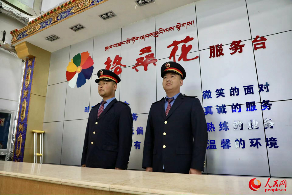 那曲火車站格?；ǚ?wù)臺(tái)。人民網(wǎng)記者 次仁羅布攝