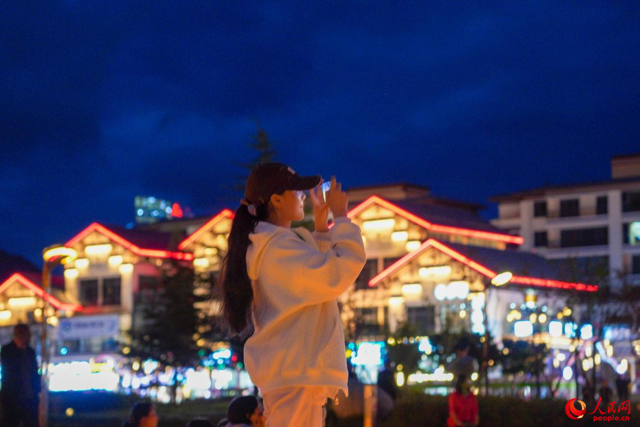 居民在西藏林芝市民族團(tuán)結(jié)廣場上拍照。人民網(wǎng)記者 趙晨攝