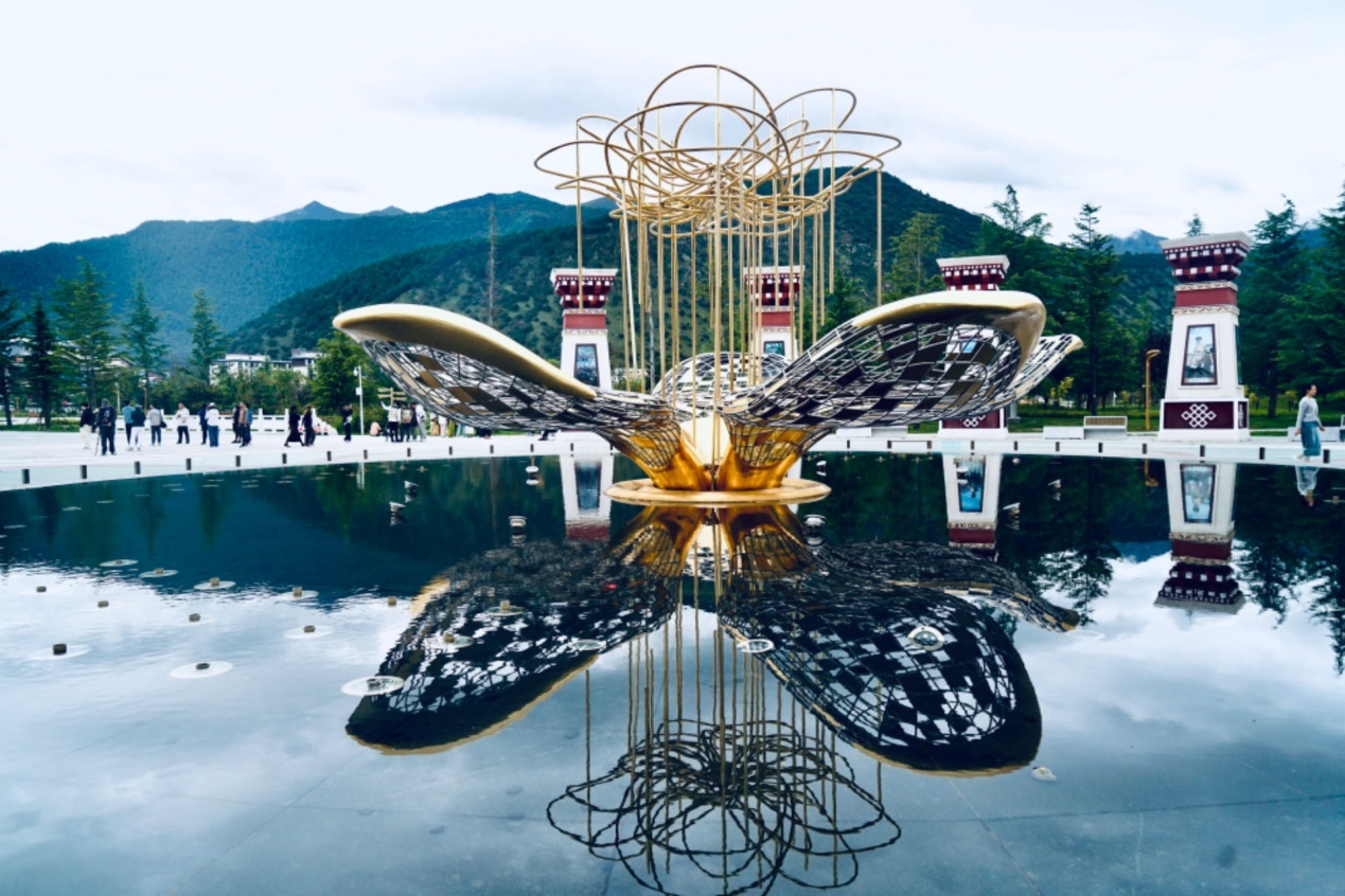工布公園里的桃花主題雕塑——萬樹桃花。人民網(wǎng)記者 益西康珠攝