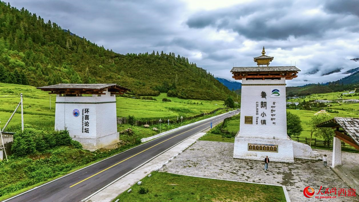 圖為魯朗小鎮(zhèn)一角。人民網(wǎng)記者 次仁羅布攝