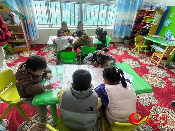 拉多村一所現(xiàn)代化幼兒園小班孩子們正在繪畫。張敏穎 攝