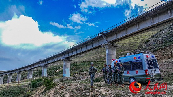 武警西藏總隊(duì)拉薩支隊(duì)執(zhí)勤八大隊(duì)官兵進(jìn)行護(hù)路演練以應(yīng)對(duì)突發(fā)情況。張磊 攝