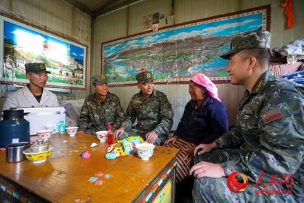 武警西藏總隊(duì)拉薩支隊(duì)執(zhí)勤八大隊(duì)官兵慰問(wèn)藏族老人。何騰海 攝