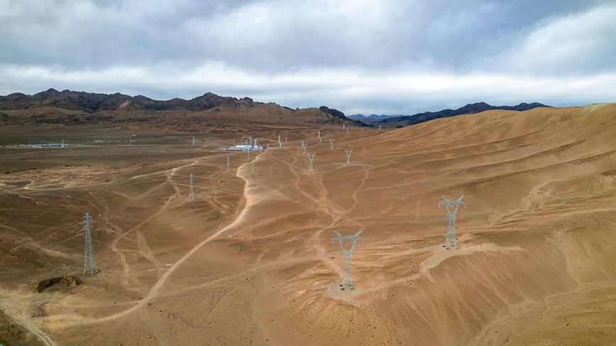 阿里地區(qū)首套電網(wǎng)側(cè)帶超容構(gòu)網(wǎng)型SVG工程全景。趙清鵬攝