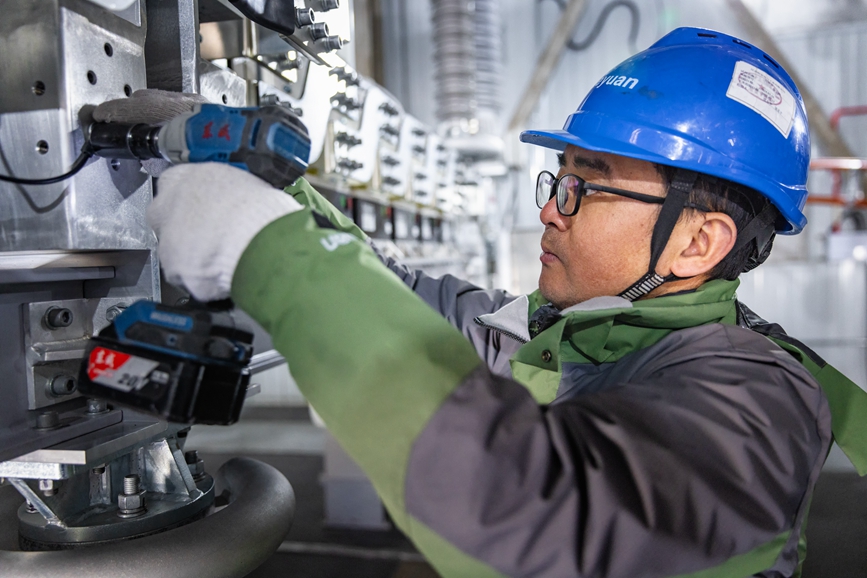 阿里地區(qū)首套電網(wǎng)側(cè)帶超容構(gòu)網(wǎng)型SVG工程現(xiàn)場(chǎng)工作人員正在進(jìn)行投運(yùn)前螺栓緊固工作。趙清鵬攝