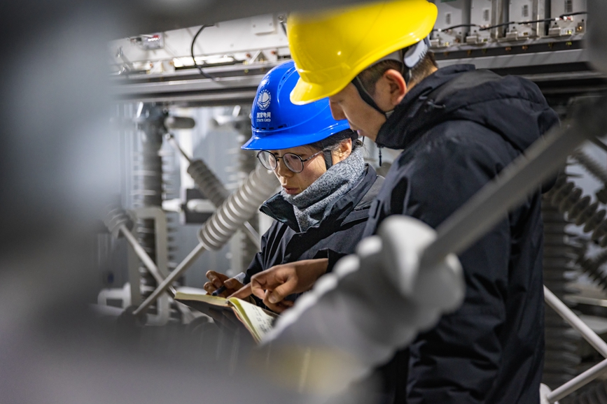 阿里地區(qū)首套電網(wǎng)側(cè)帶超容構(gòu)網(wǎng)型SVG工程現(xiàn)場(chǎng)工作人員正在進(jìn)行投運(yùn)前設(shè)備位置檢查。趙清鵬攝