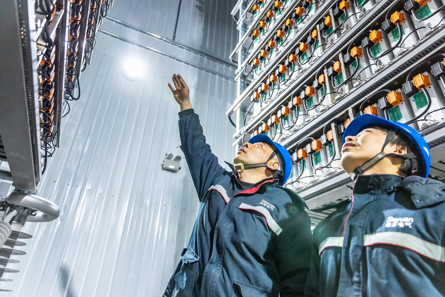 阿里地區(qū)首套電網(wǎng)側(cè)帶超容構(gòu)網(wǎng)型SVG工程現(xiàn)場(chǎng)工作人員正在進(jìn)行投運(yùn)前設(shè)備狀態(tài)檢查。趙清鵬攝