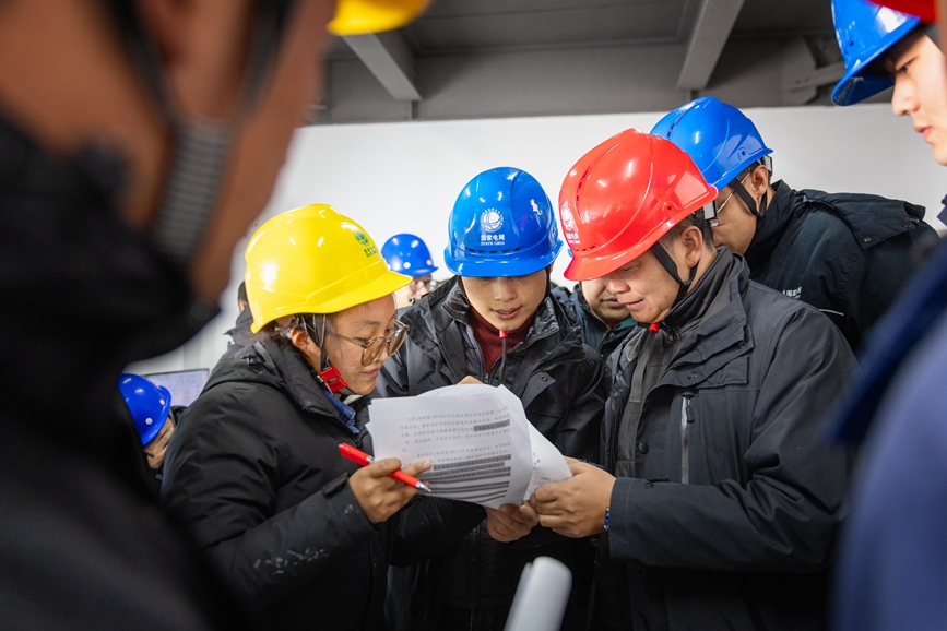 阿里地區(qū)首套電網(wǎng)側(cè)帶超容構(gòu)網(wǎng)型SVG工程現(xiàn)場(chǎng)運(yùn)維人員正在進(jìn)行投運(yùn)操作。趙清鵬攝