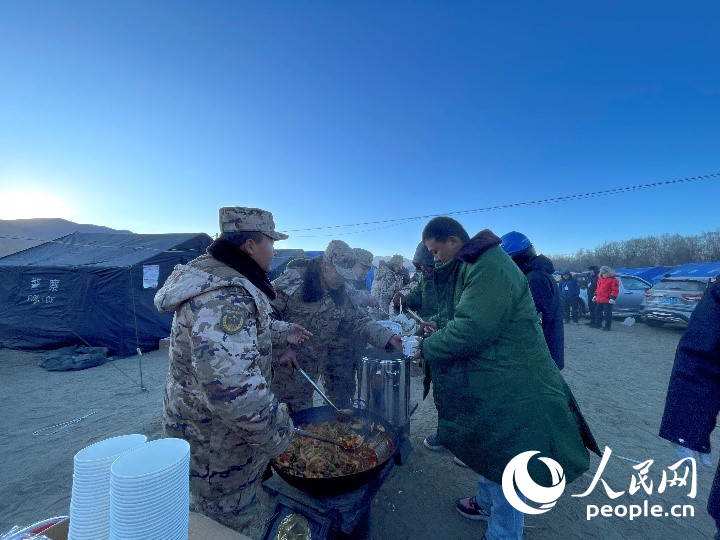 子弟兵為受災群眾分發(fā)早餐。人民網記者 郝潔攝