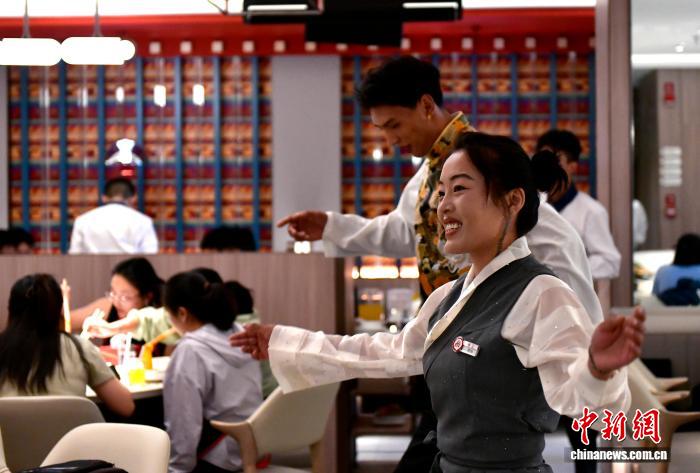 西藏拉薩餐飲特色表演激發(fā)消費活力