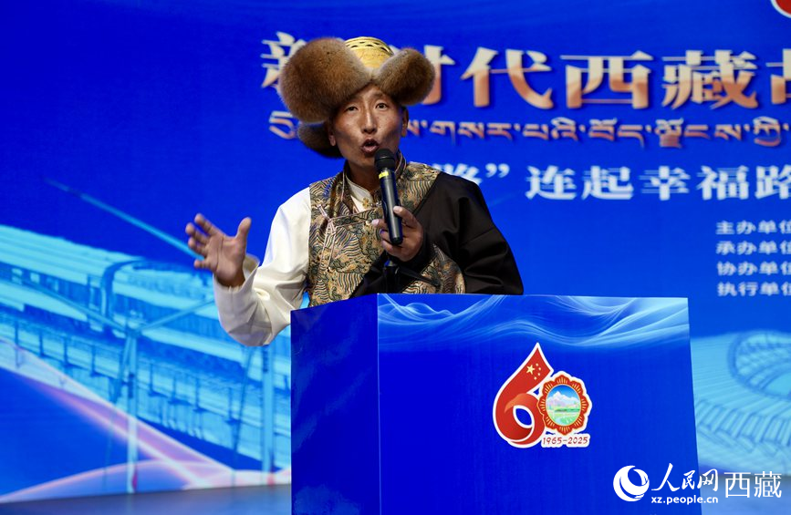 山南市隆子縣三安曲林鄉(xiāng)三林村黨支部副書記扎西次仁作分享報(bào)告。人民網(wǎng)記者 次仁羅布攝