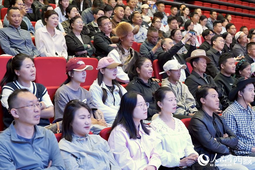 300余名干部職工、群眾代表在現(xiàn)場(chǎng)聆聽講座。人民網(wǎng)記者 次仁羅布攝