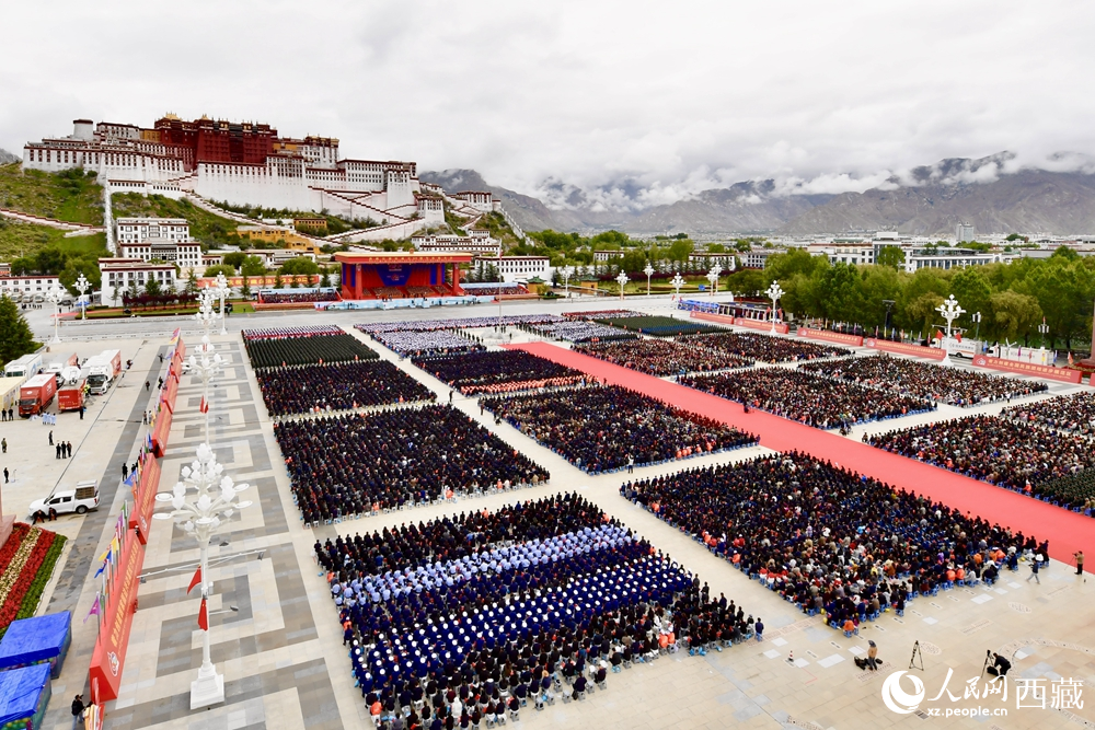 熱烈慶祝西藏自治區(qū)成立60周年大會(huì)現(xiàn)場。索朗旺久攝