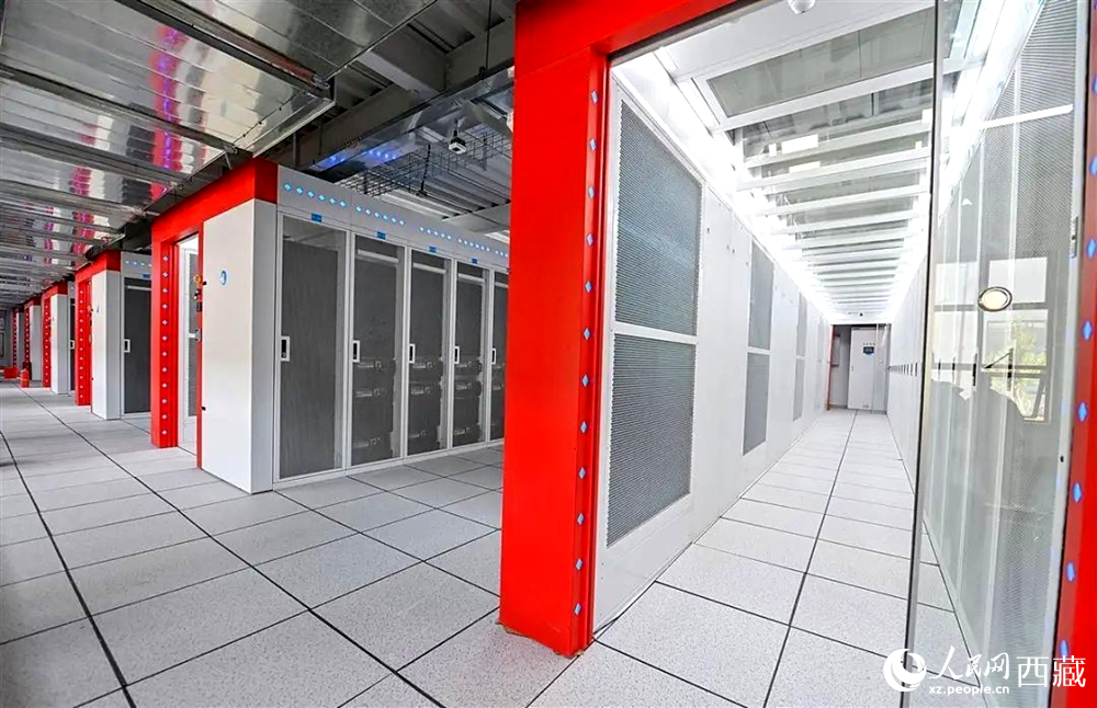 西藏“雅江1號(hào)”人工智能先進(jìn)計(jì)算中心機(jī)房。人民日?qǐng)?bào)記者 鮮敢攝