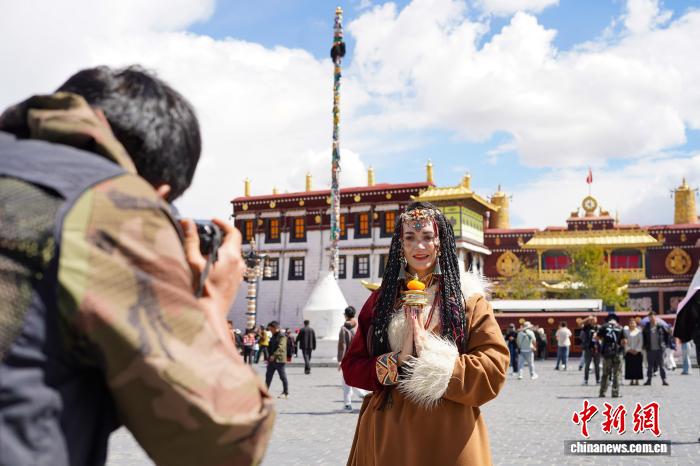 多國(guó)游客著藏裝打卡拉薩大昭寺感受雪域文化魅力